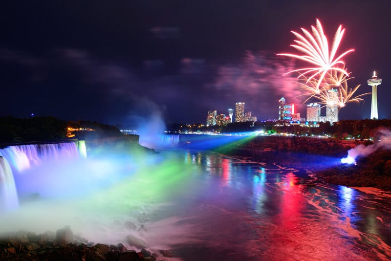 Niagara Falls : chutes illuminées et feux d'artifice