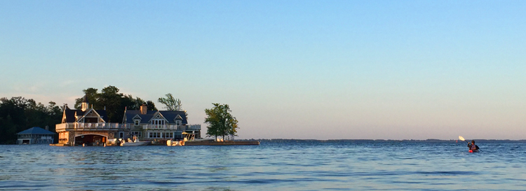 Kayak et grosse maison dans les 1000 Îles