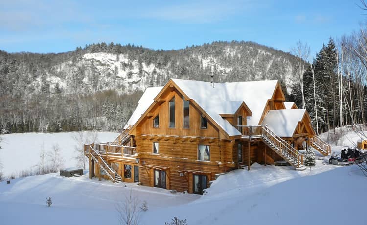 Auberge en bois rond - vue extérieure