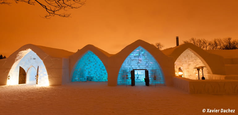 Vue extérieure nuit de l'Hôtel de Glace à Québec