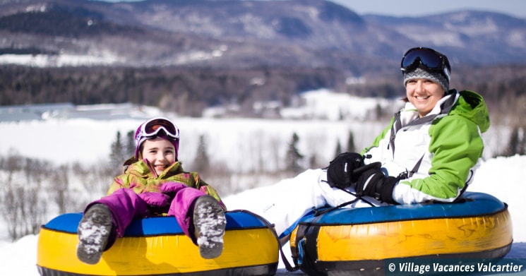 Famille aux glissades sur tubes au Village Vacances Valcartier