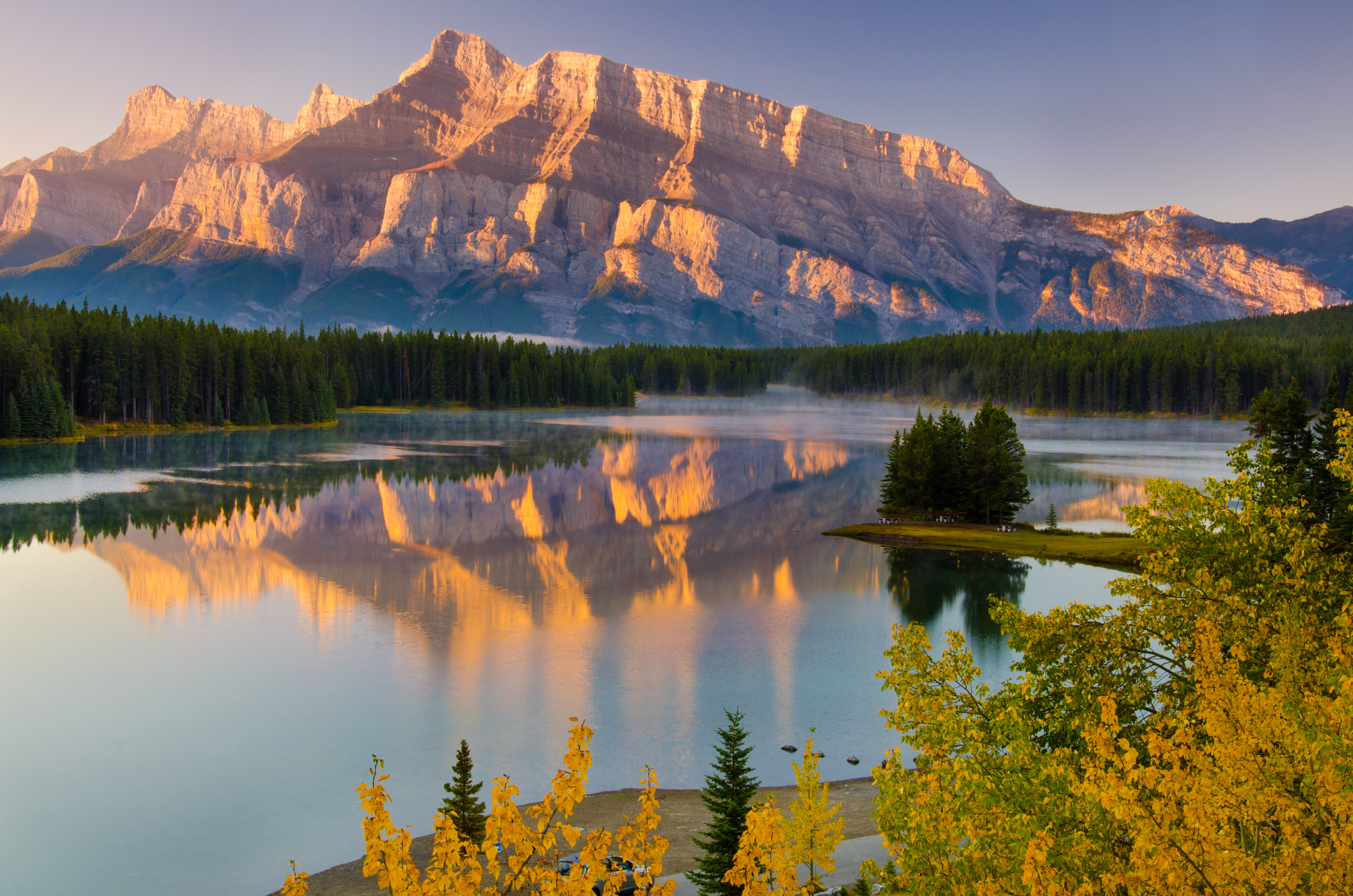 Lac Two Jack des rocheuses canadiennes