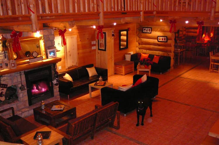 Auberge en bois rond - Grand salon d'accueil