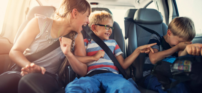 enfants en voiture