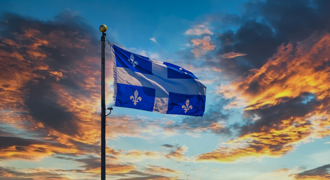 Drapeau du Québec qui flotte au coucher du soleil