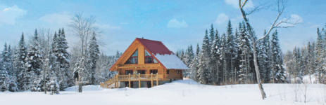 Vue d'un chalet en bois rond dans la région du Saguenay au Québec
