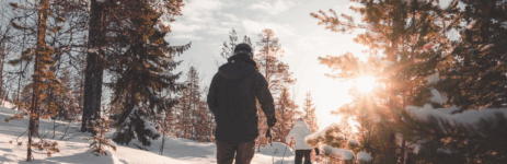 Couple faisant du ski raquette dans un parc national du Québec en hiver
